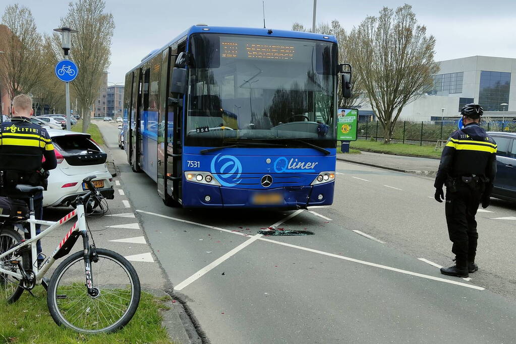 Automobilist botst op lijnbus