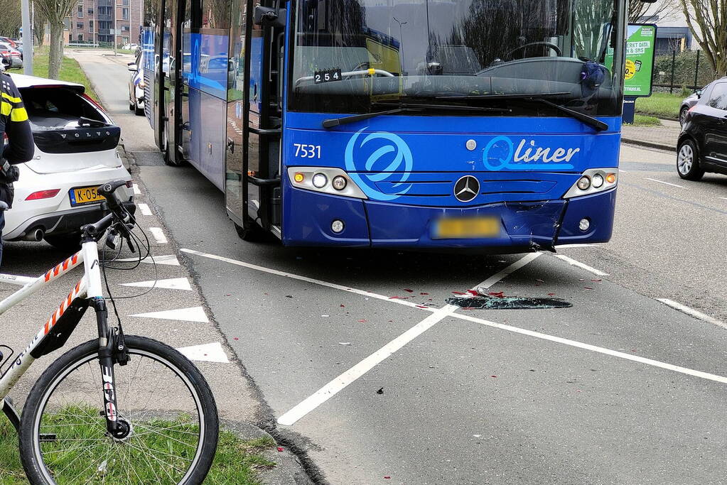 Automobilist botst op lijnbus