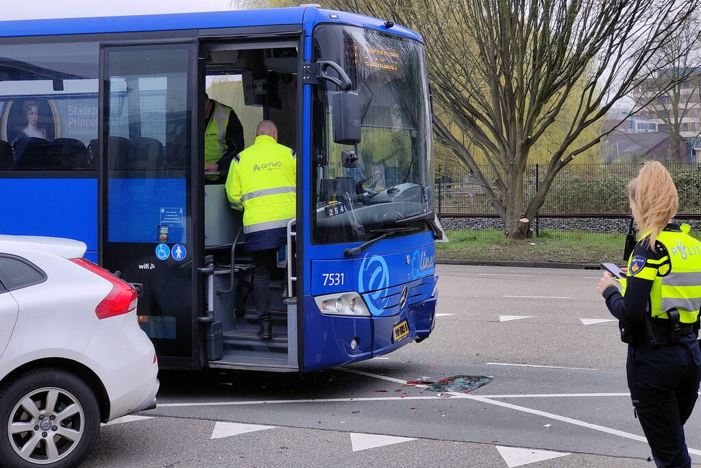 Automobilist botst op lijnbus