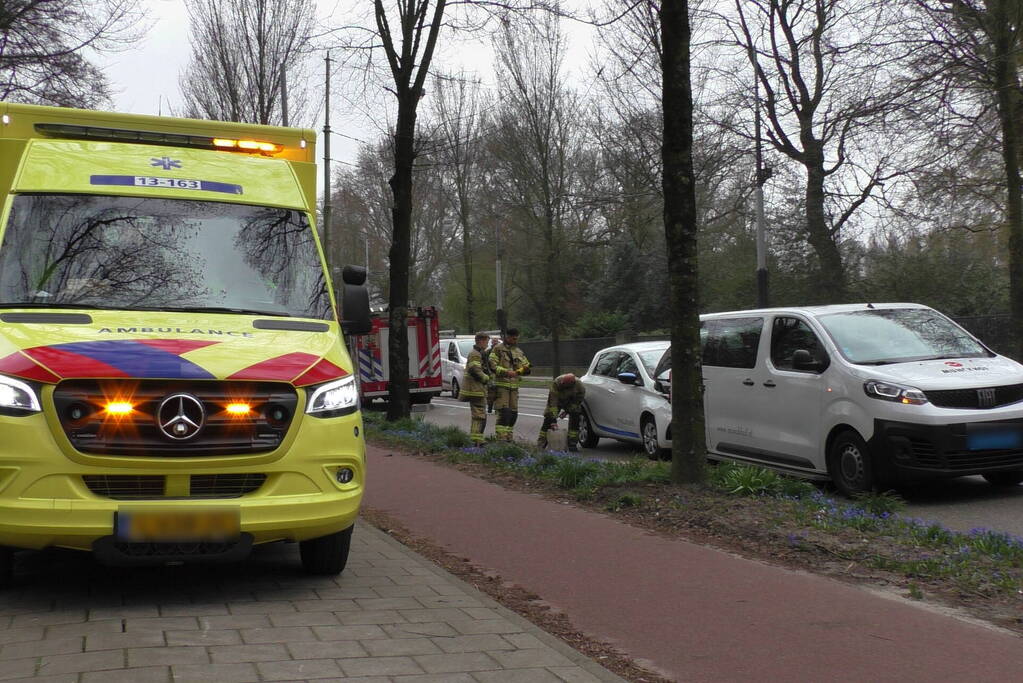 Kop-staart botsing tussen taxibus en personenwagen