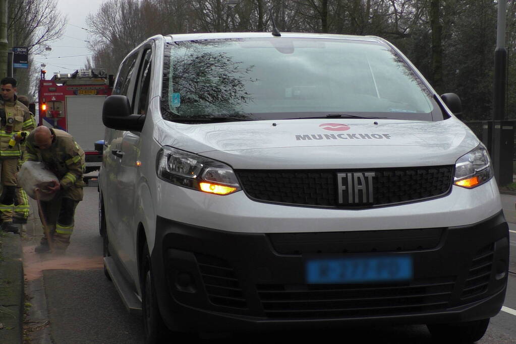 Kop-staart botsing tussen taxibus en personenwagen