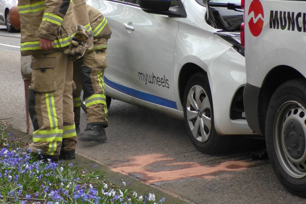 Kop-staart botsing tussen taxibus en personenwagen