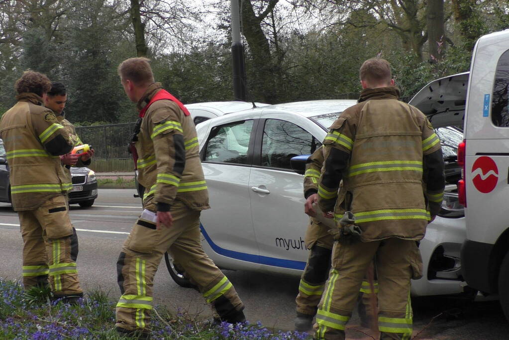 Kop-staart botsing tussen taxibus en personenwagen