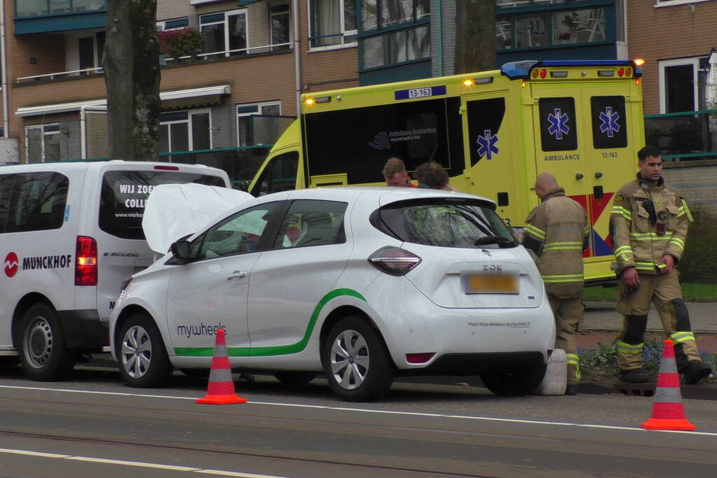 Kop-staart botsing tussen taxibus en personenwagen