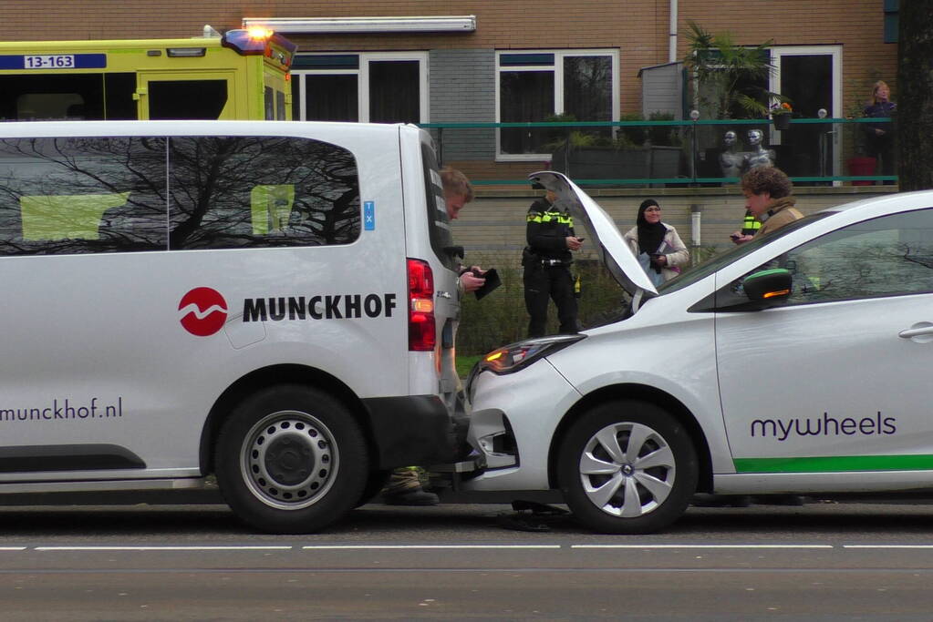 Kop-staart botsing tussen taxibus en personenwagen