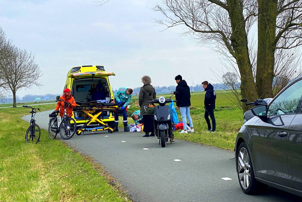 Scooterrijder gaat hard onderuit en raakt gewond