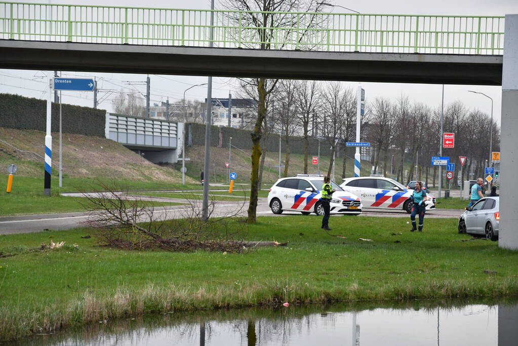 Auto botst op lantaarnpaal en boom