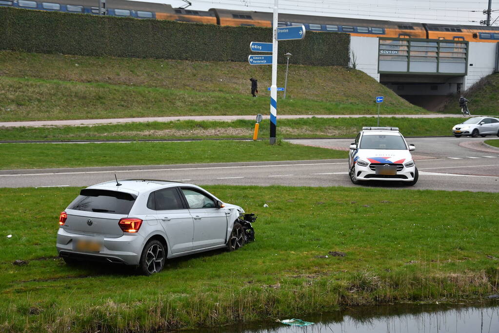 Auto botst op lantaarnpaal en boom
