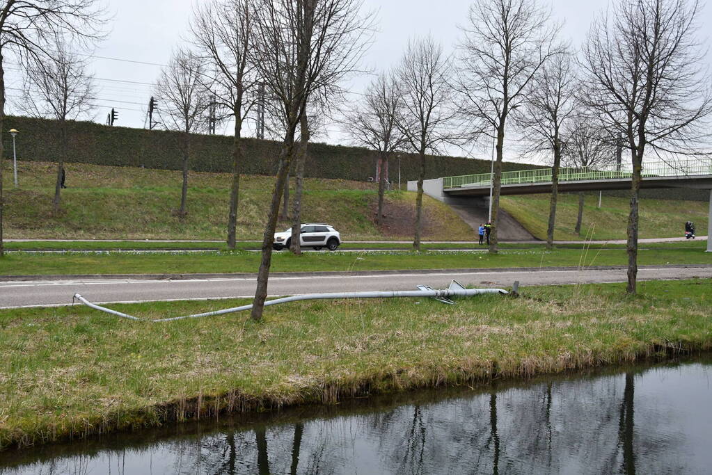 Auto botst op lantaarnpaal en boom