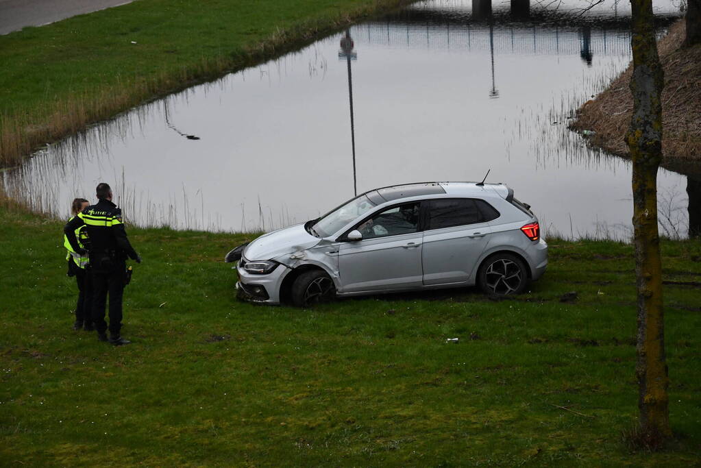 Auto botst op lantaarnpaal en boom
