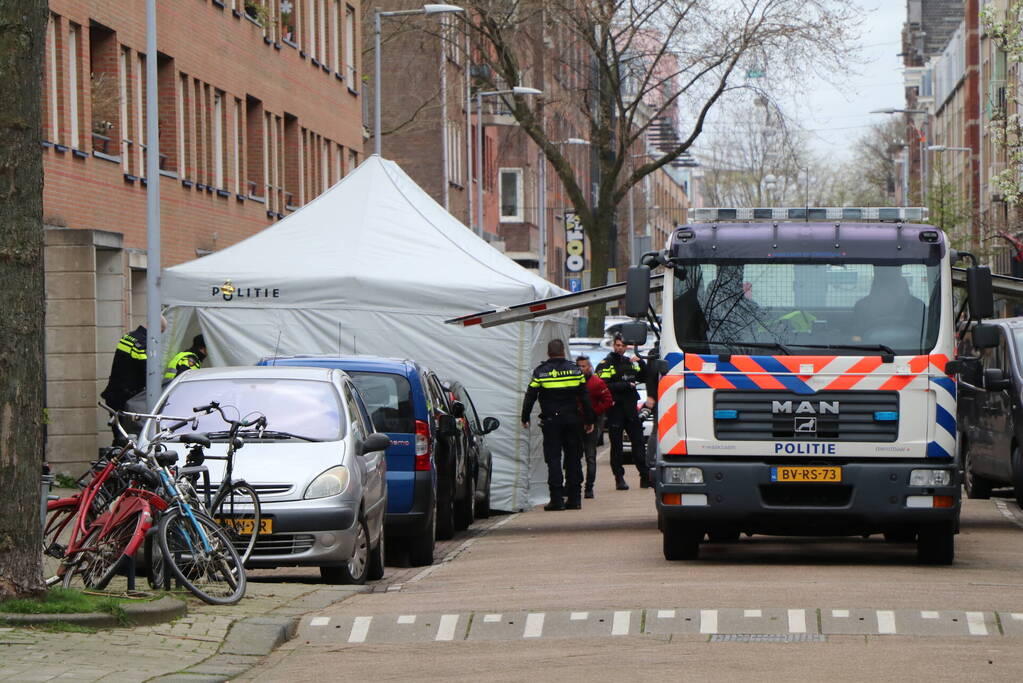 Vrouw in trapportiek doodgeschoten