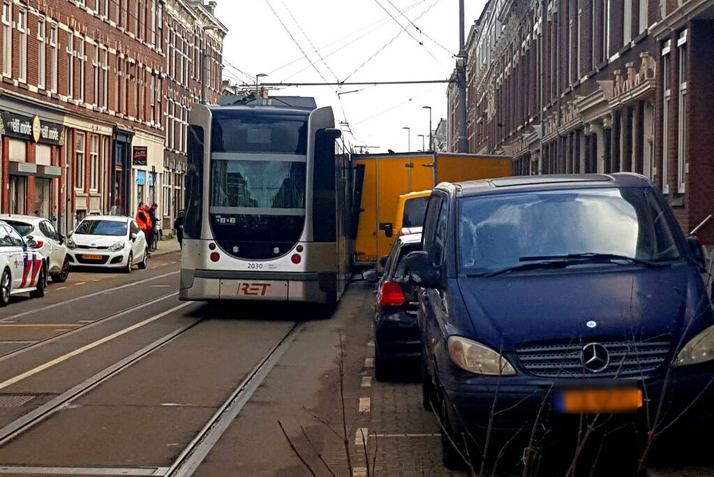 Jumbo bestelbus botst tegen gevel na aanrijding