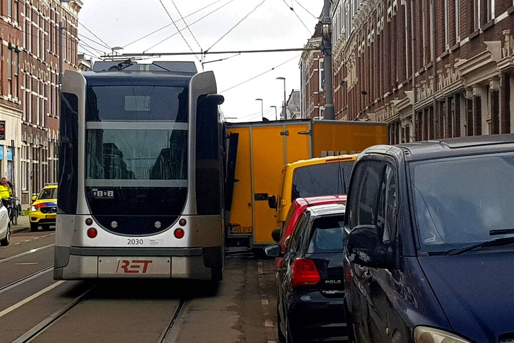 Jumbo bestelbus botst tegen gevel na aanrijding