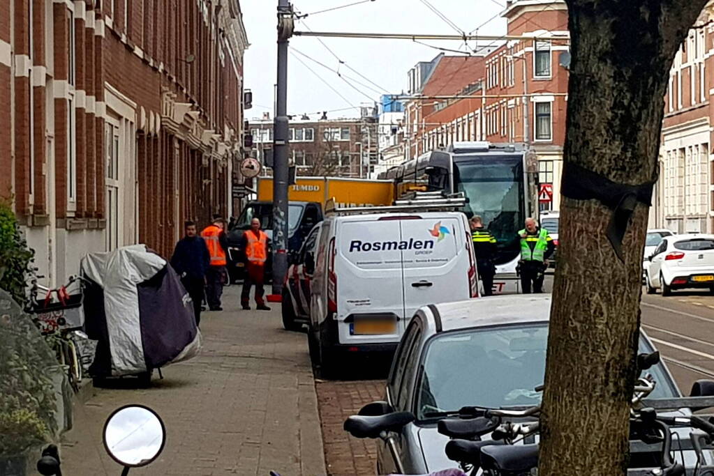 Jumbo bestelbus botst tegen gevel na aanrijding