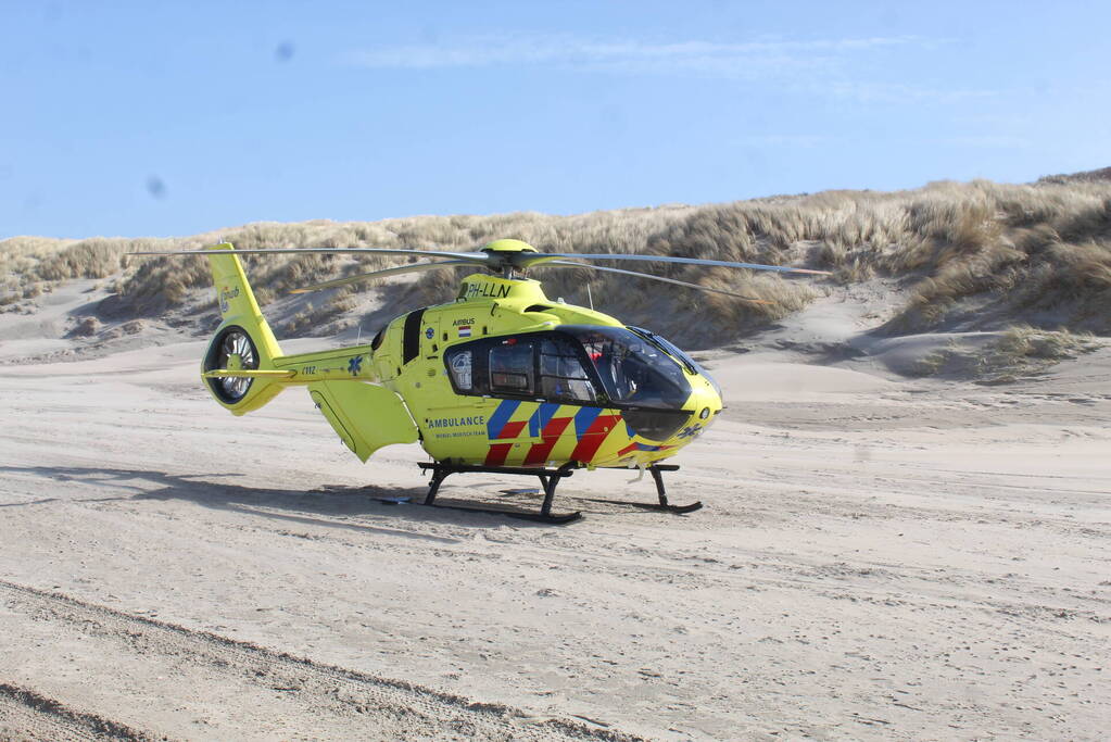 Traumahelikopter landt op het strand