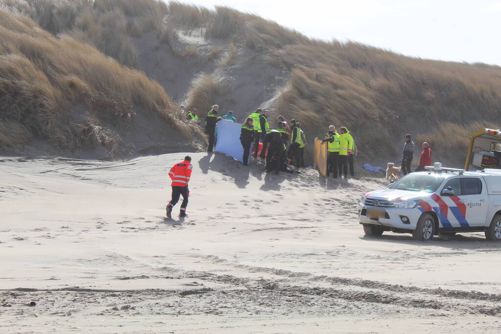 Traumahelikopter landt op het strand