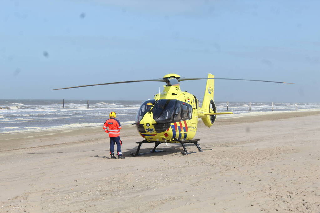 Traumahelikopter landt op het strand