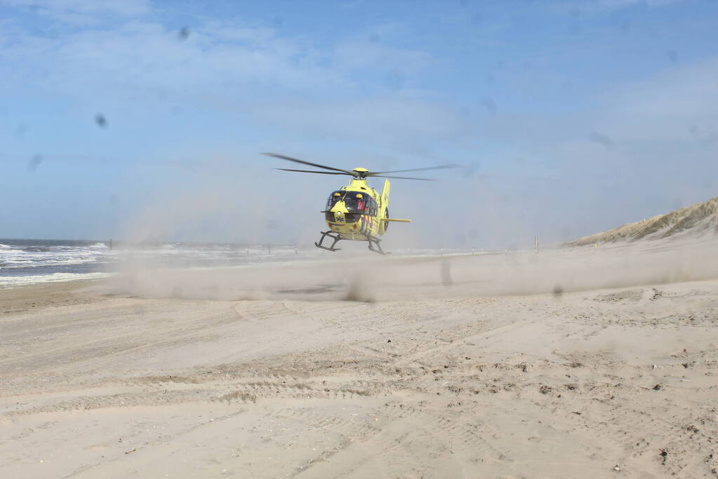 Traumahelikopter landt op het strand