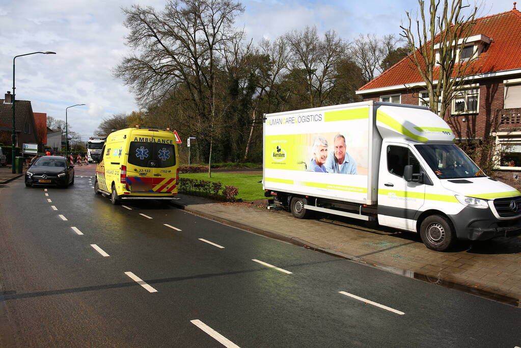 Bakwagen rijdt palen uit de grond en belandt in voortuin