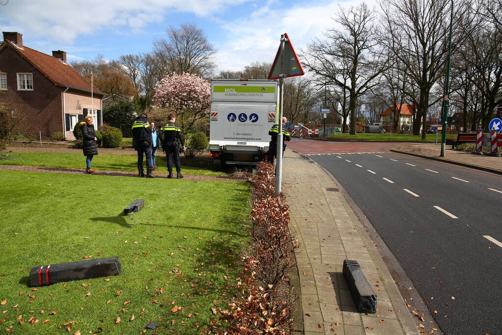 Bakwagen rijdt palen uit de grond en belandt in voortuin