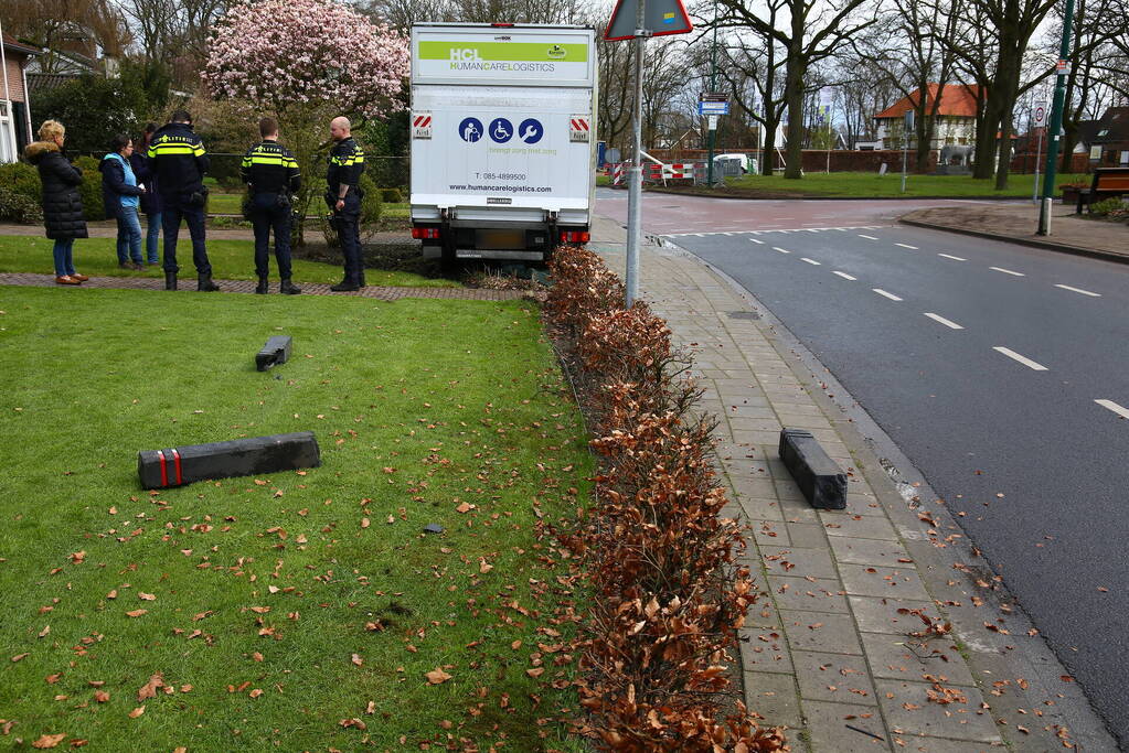 Bakwagen rijdt palen uit de grond en belandt in voortuin