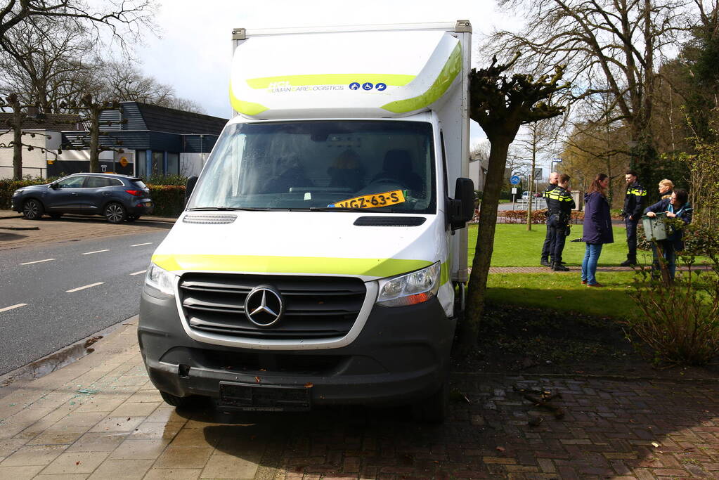 Bakwagen rijdt palen uit de grond en belandt in voortuin