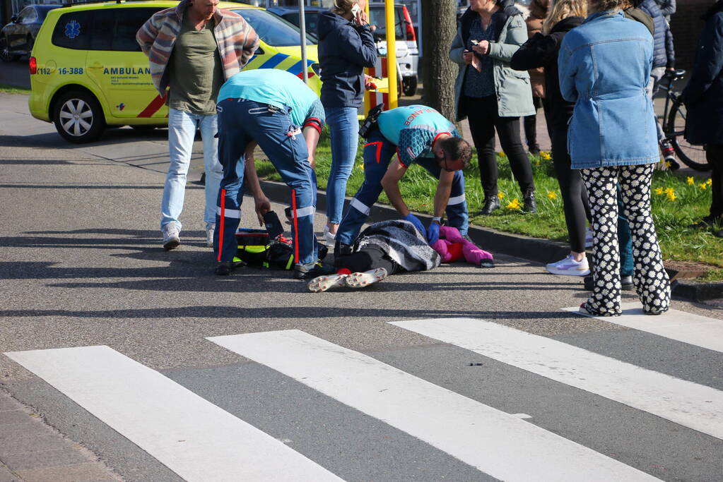 Jongen geschept door auto