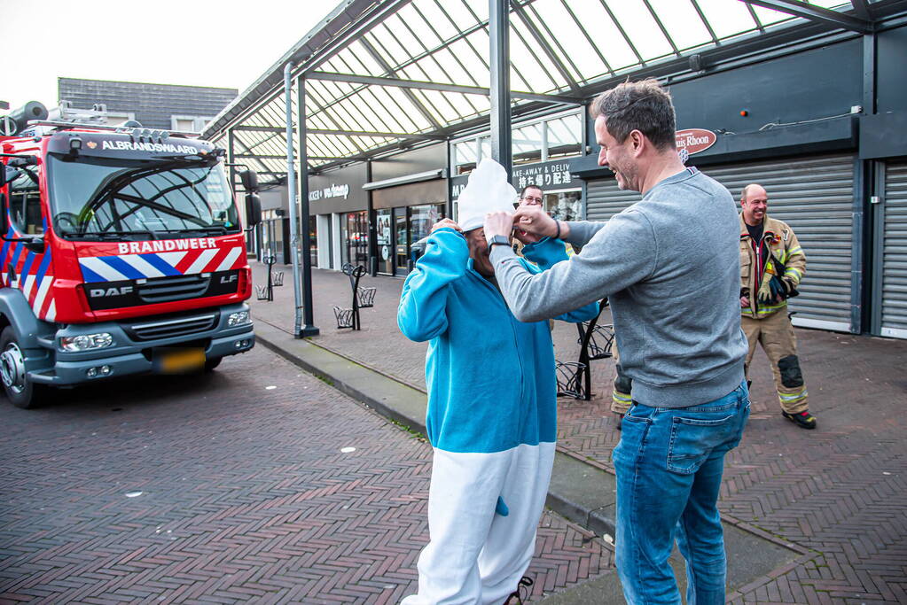 Jarige brandweerman verrast met melding op dak snackbar