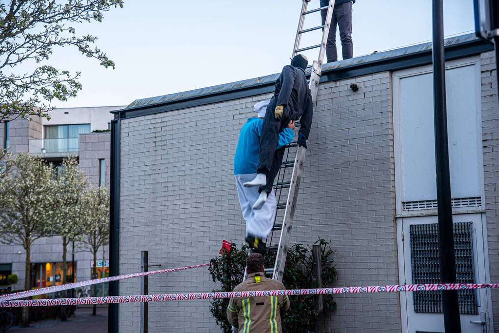 Jarige brandweerman verrast met melding op dak snackbar