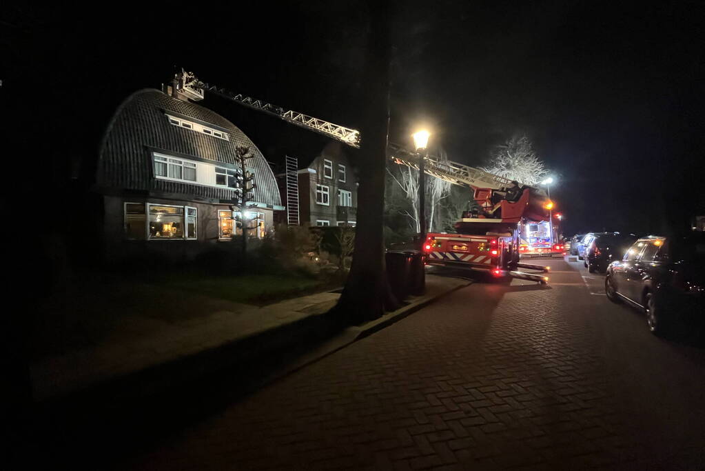 Brand in schoorsteen van woning
