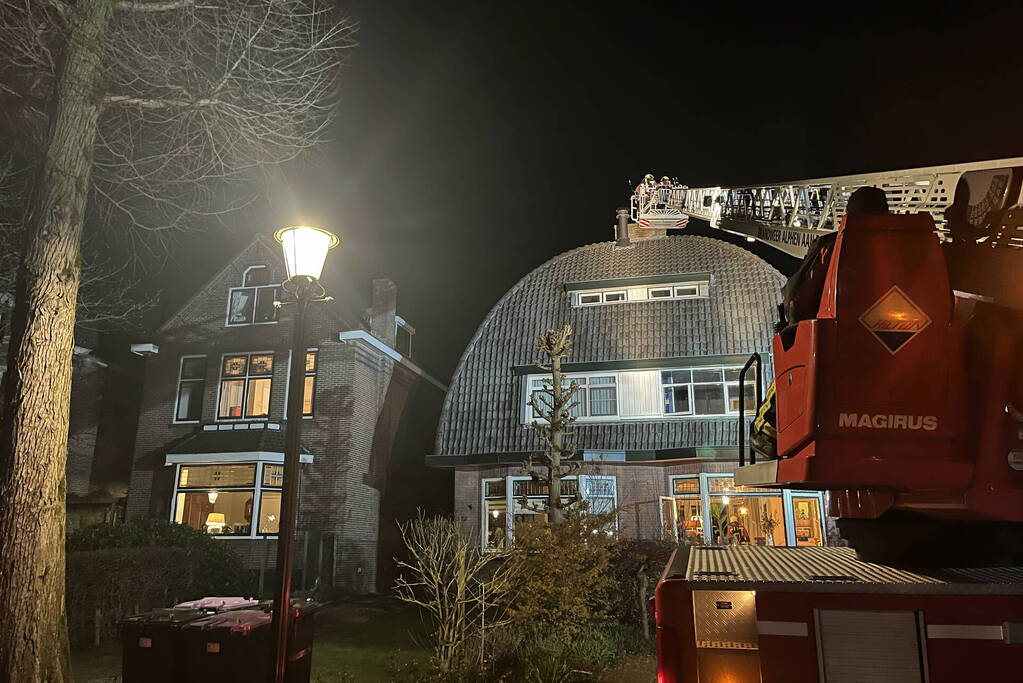 Brand in schoorsteen van woning