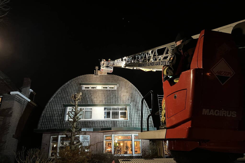 Brand in schoorsteen van woning