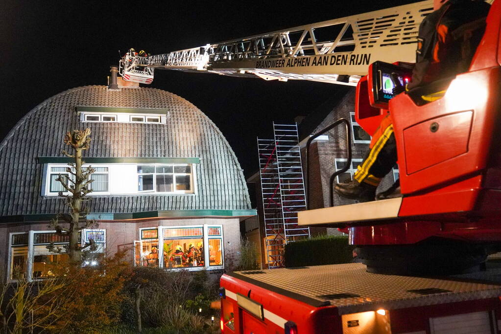 Brand in schoorsteen van woning