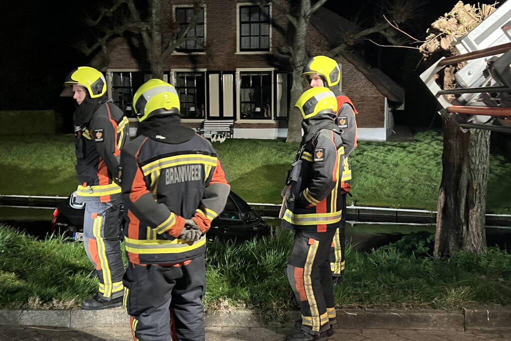 Auto rijdt rechtdoor het water in