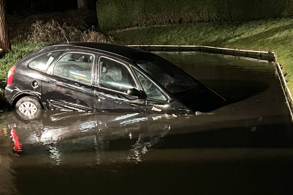 Auto rijdt rechtdoor het water in