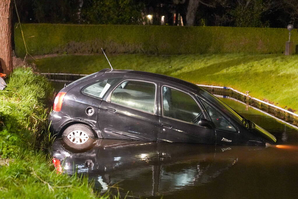 Auto rijdt rechtdoor het water in