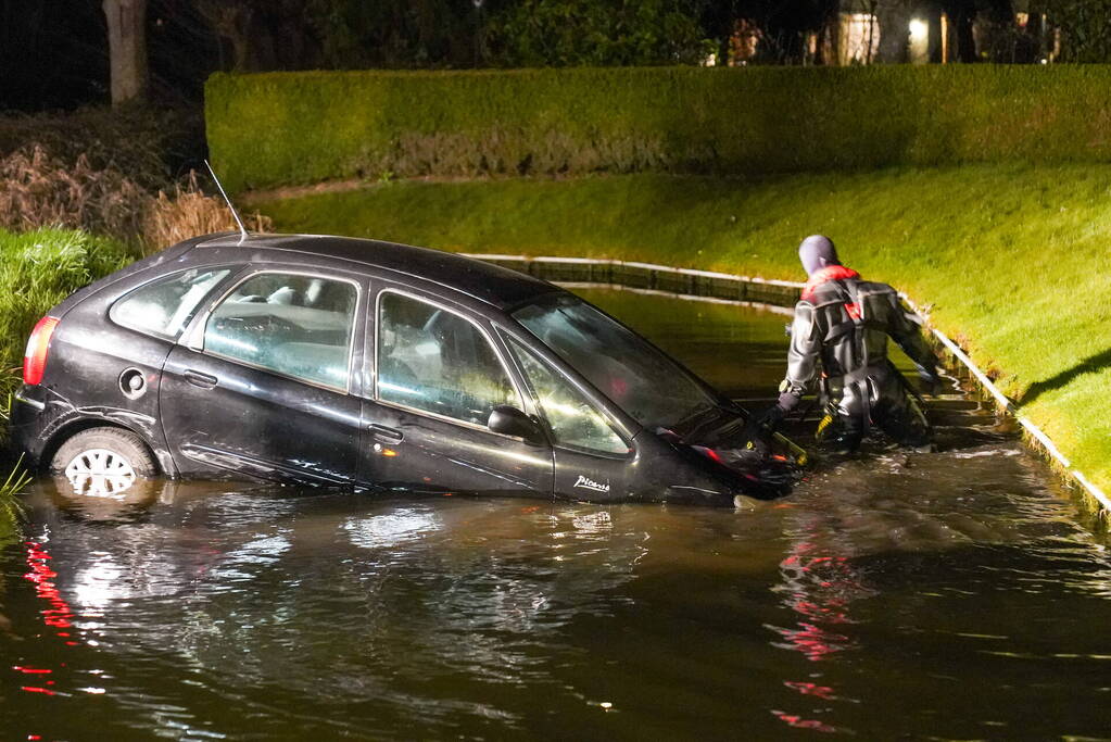 Auto rijdt rechtdoor het water in