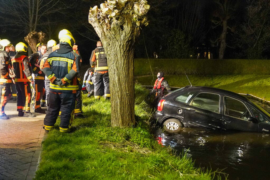 Auto rijdt rechtdoor het water in