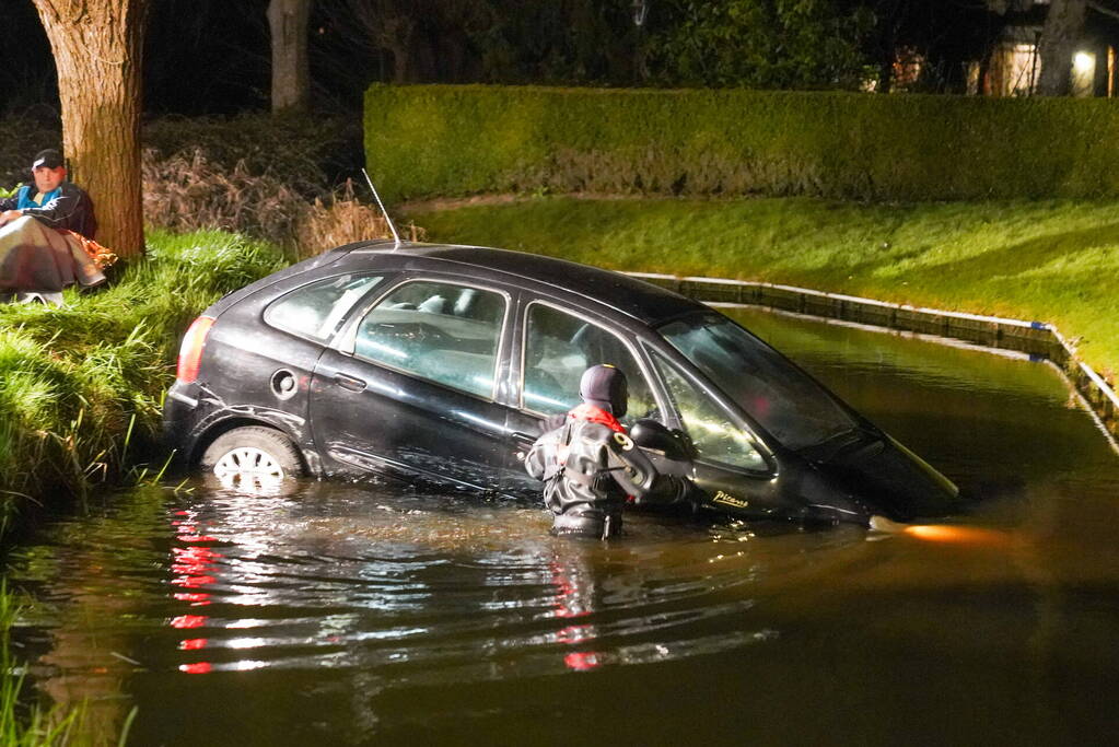 Auto rijdt rechtdoor het water in