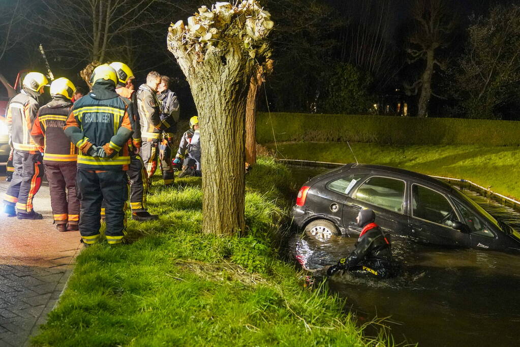 Auto rijdt rechtdoor het water in