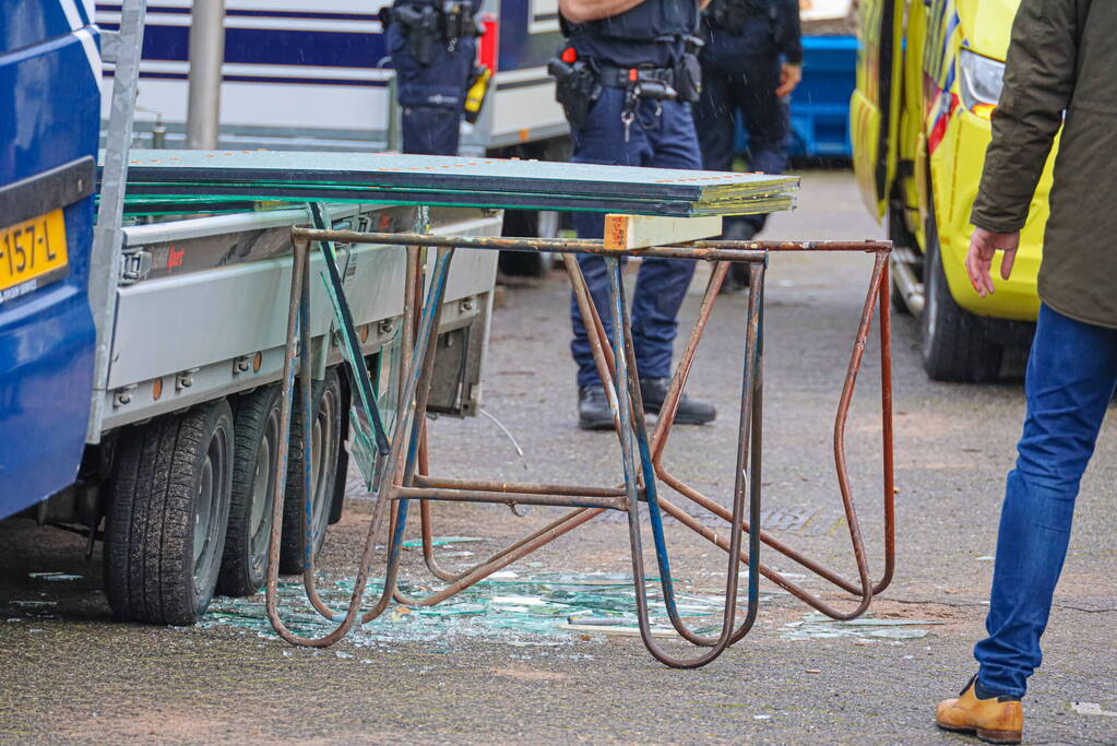 Man gewond door vallende glasplaten