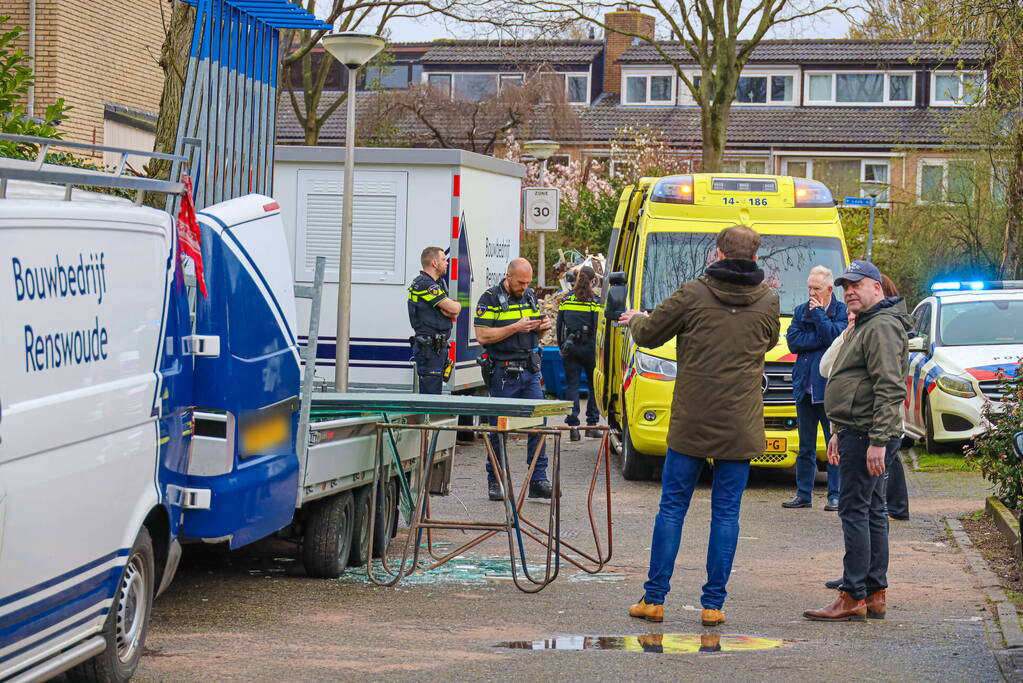 Man gewond door vallende glasplaten