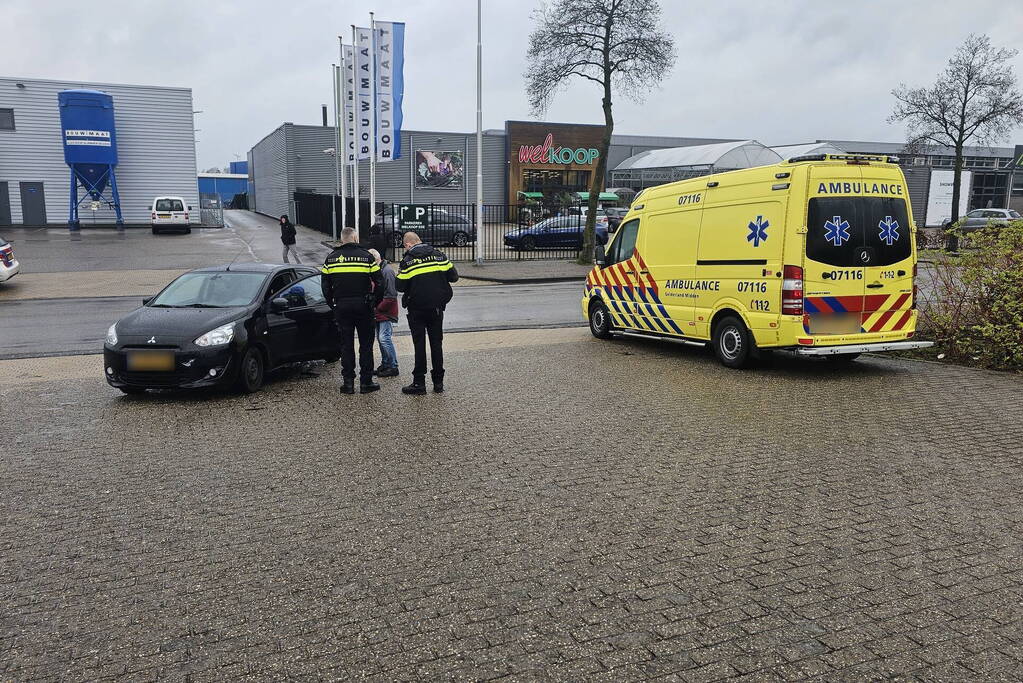 E-biker aangereden door afslaande auto