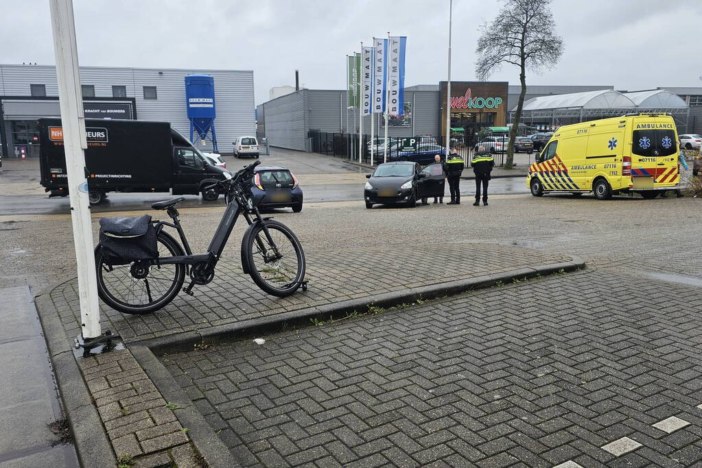 E-biker aangereden door afslaande auto