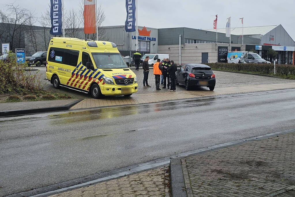 E-biker aangereden door afslaande auto