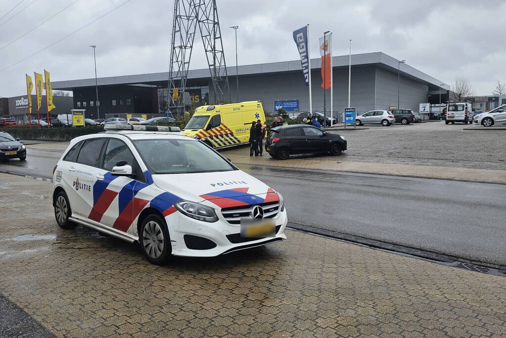 E-biker aangereden door afslaande auto