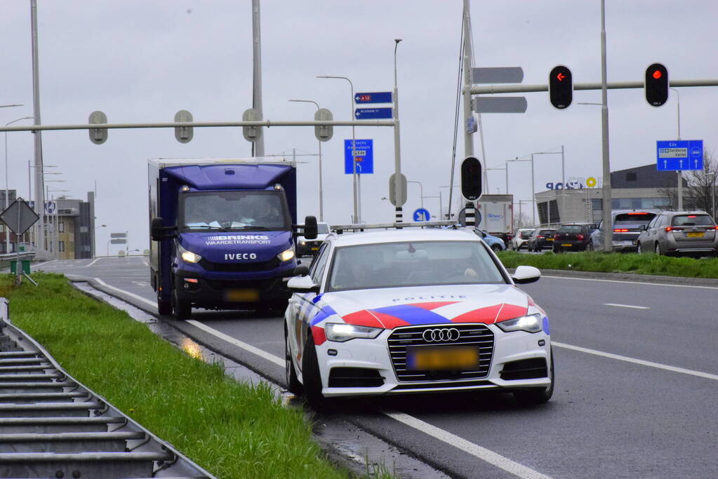 Politie bewaakt geldwagen met lekke band