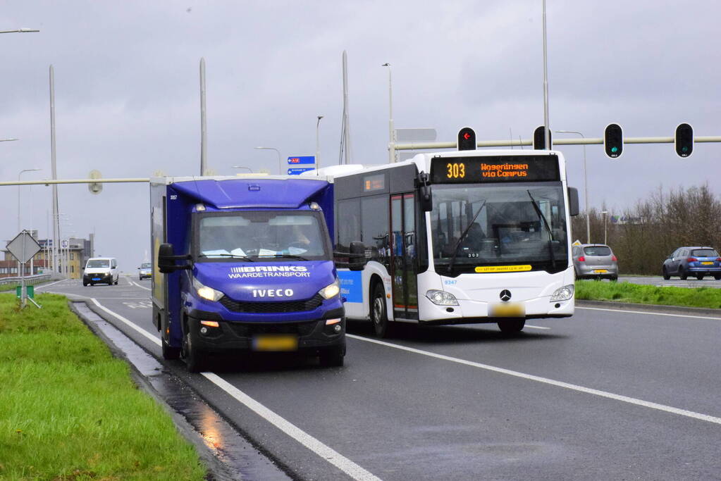 Politie bewaakt geldwagen met lekke band