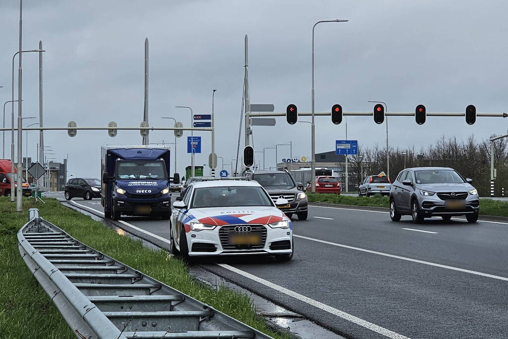 Politie bewaakt geldwagen met lekke band