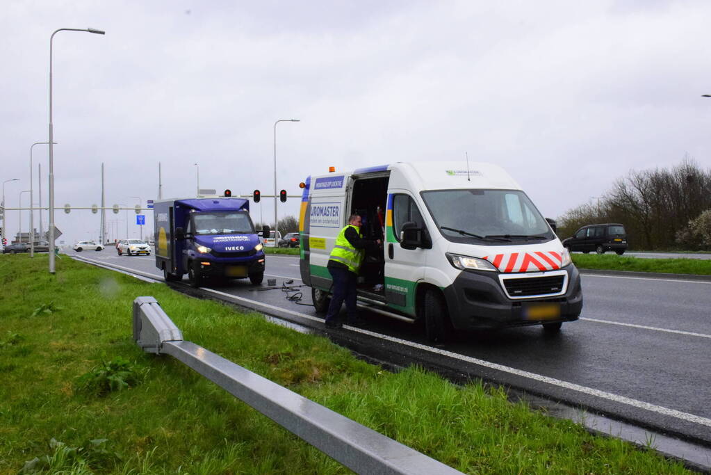 Politie bewaakt geldwagen met lekke band